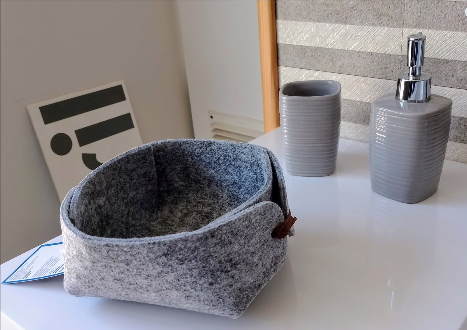 Accessori bagno: dispenser e feltro — showroom Barletta