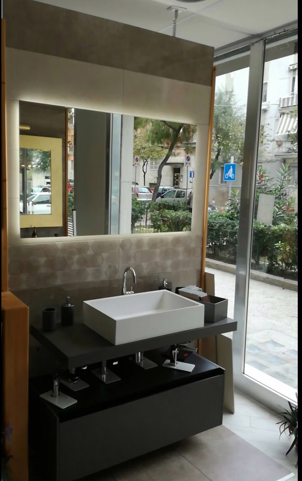 Mobile bagno sospeso con specchio retroilluminato — showroom Barletta