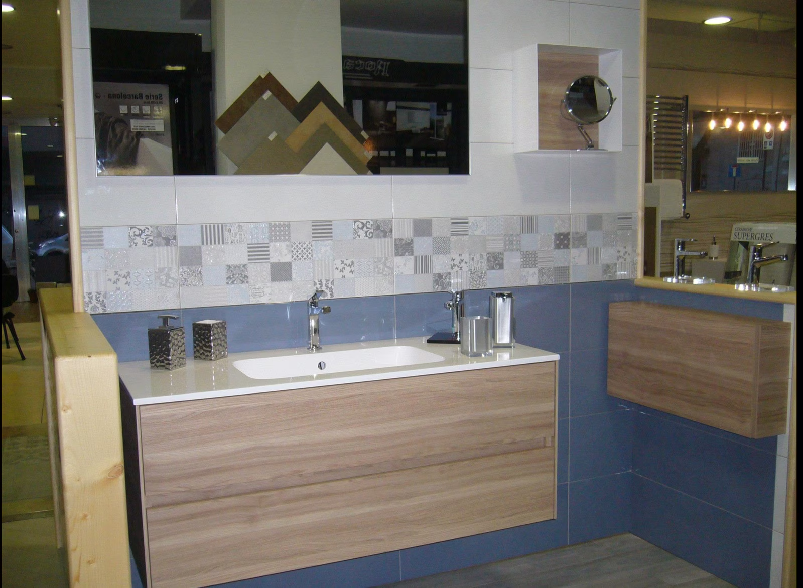 Mobile in legno con doppio lavabo — showroom Barletta