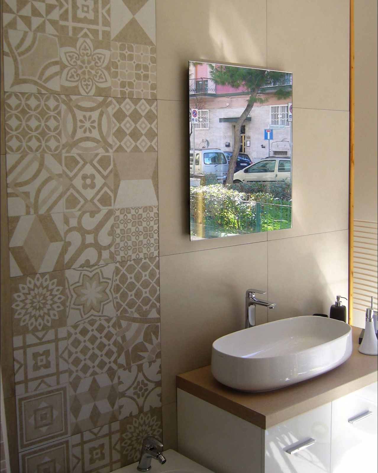 Rivestimento patchwork con lavabo ovale — showroom Barletta